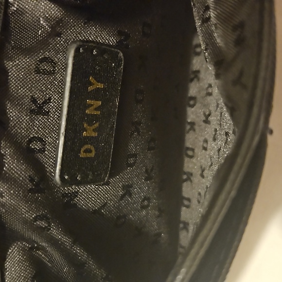 NWOT. DKNY WALLET - Picture 4 of 4